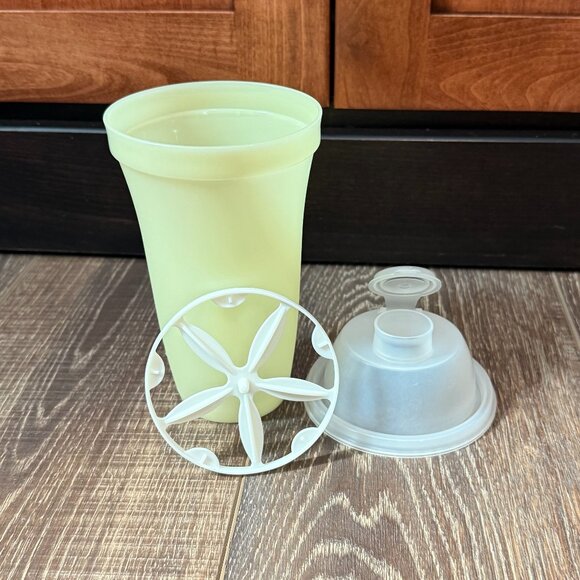 Tupperware Quick Shake Container with Insert - Picture 4 of 16